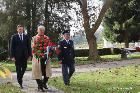 Ob 1. novembru smo se s polaganjem cvetja poklonili žrtvam vojn (7)